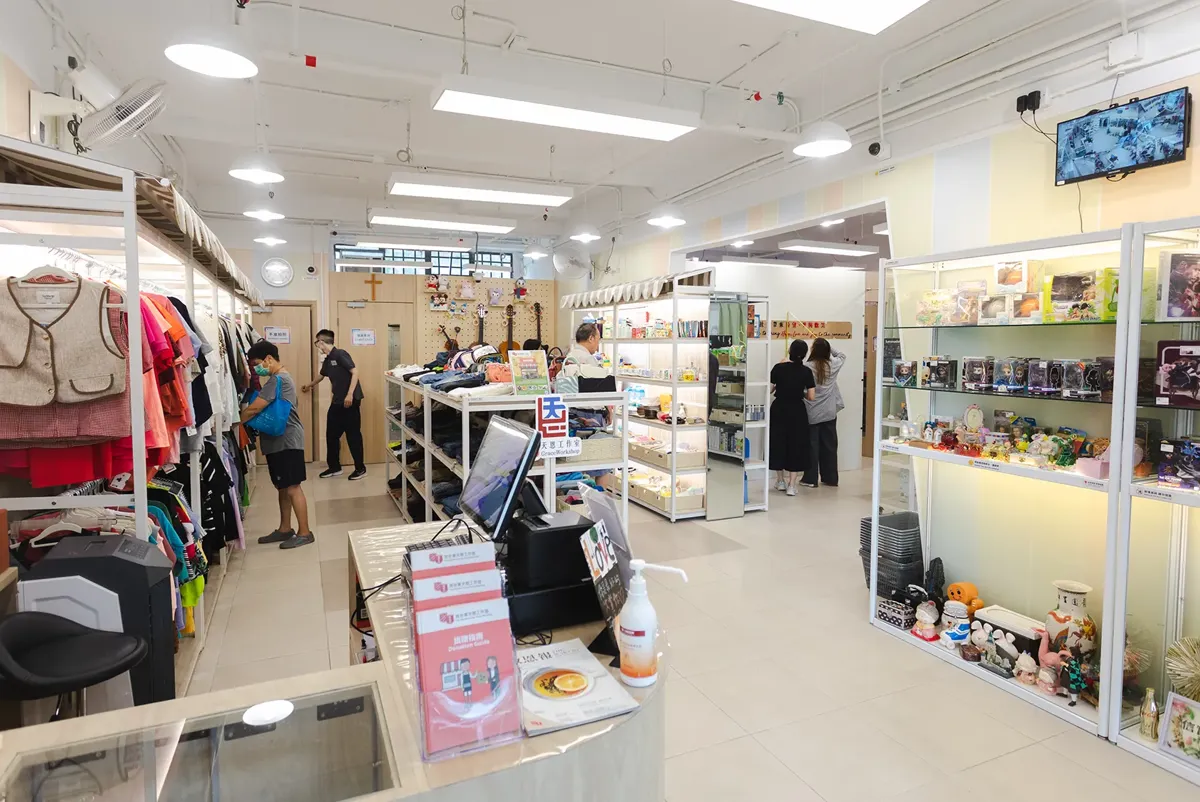 The Market Hall incorporates cozy elements inspired by Jat Min Chuen into its interior design, featuring the estate’s colour theme and canopy, creating a warm and welcoming atmosphere for shoppers.  